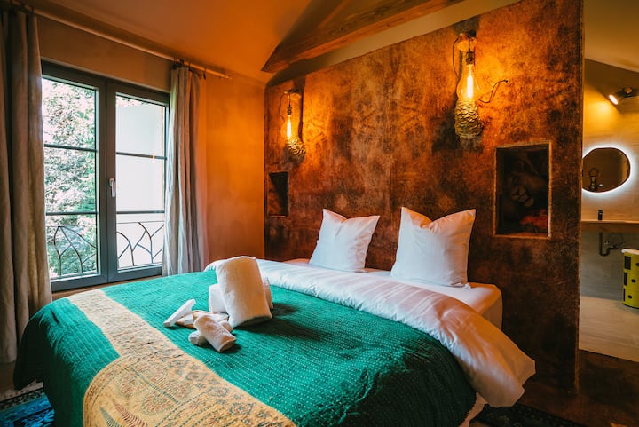 ชุดเครื่องนอนคุณภาพระดับโรงแรม: มีที่นอนชุดเครื่องนอนและผ้าเช็ดตัวขนาด 180 ซม. + ผลิตภัณฑ์ต้อนรับ 
มีห้องน้ำจากห้องนอน 