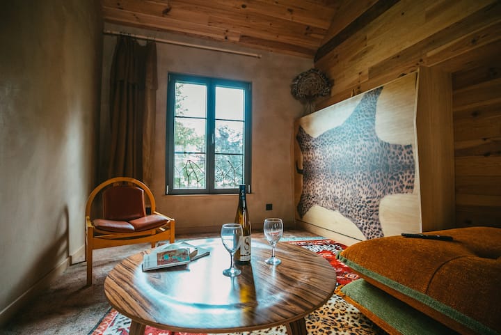 ห้องนั่งเล่นที่มีเตียงที่พอดีกับเฟอร์นิเจอร์ 
(มีค่าใช้จ่ายเพิ่มเติมสำหรับผู้เข้าพักเพิ่มเติมติดต่อเรา) 