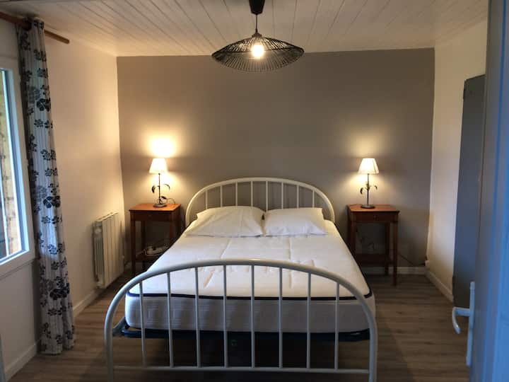 Chumba cha kulala 140*190 godoro lenye ubora wa starehe.