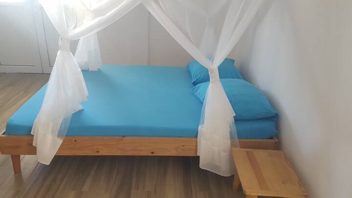 Dormitorio 1 con cama doble y mosquitera nueva