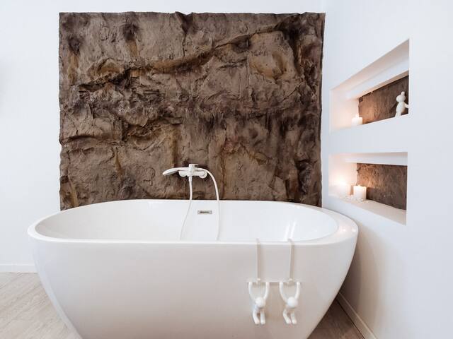 Luxury 3BD Apartment in the Heart of the City gallery image 5