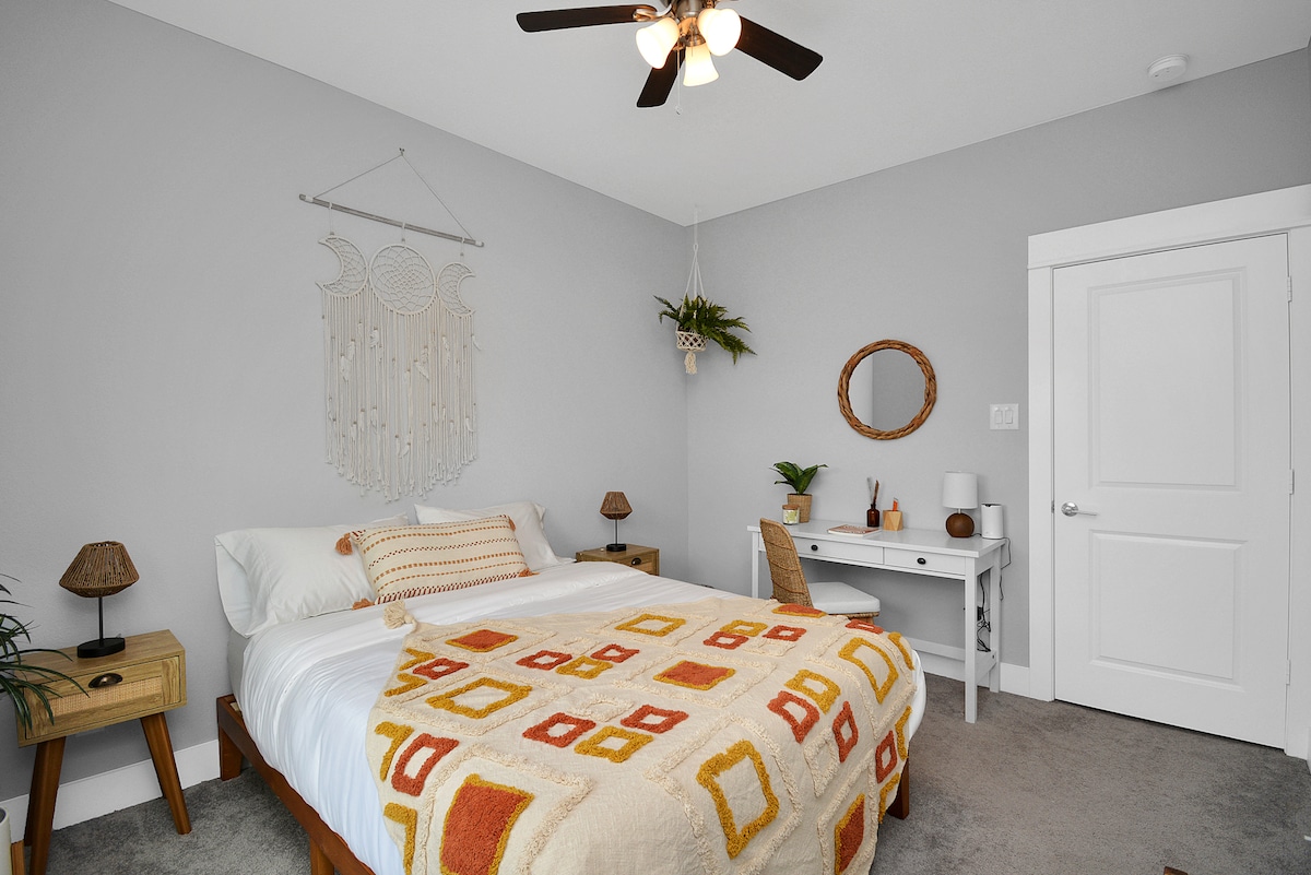 אווירה של חדר שינה בוהו עם מזרן ספוג קווין סייז ותחנת עבודה. כולל טלוויזיה 43אינץ 'ב - Smart Roky, חדר ארונות וחדר רחצה צמוד - בקומה השלישית