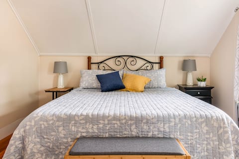 Charming 2 bedroom Townhome w/private office suite