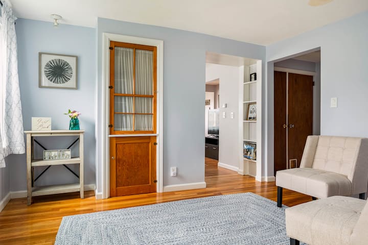 Charming 2 Bedroom Townhome W/private Office Suite - Massachusetts