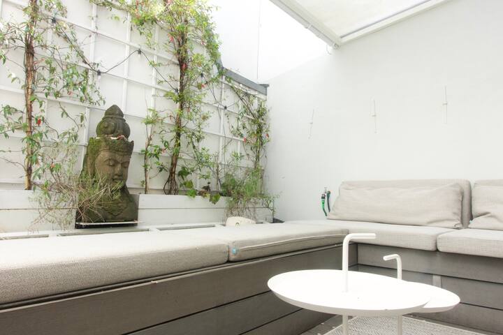 Modern Apartment in the heart of Amsterdam gallery image 2