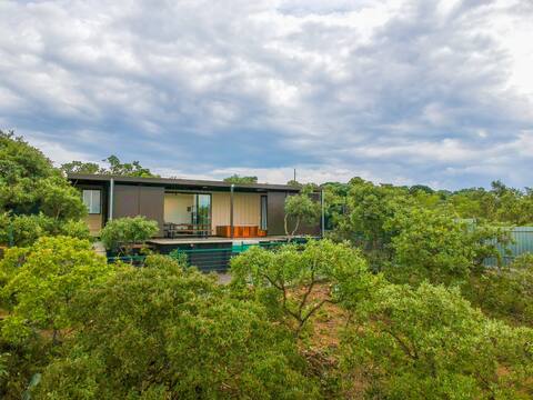 Ipê Amendoim. Modern container house in Brasilia.