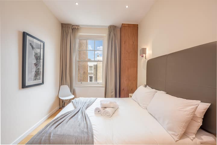 Camera da letto 1 con letto king-size, materasso e cuscini confortevoli, un sacco di guardaroba e spazio per muoversi.

Pulito e tranquillo.