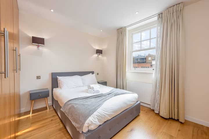 Camera da letto 2 con letto king-size, materasso e cuscini confortevoli, un sacco di guardaroba e spazio per muoversi.

Pulito e tranquillo.