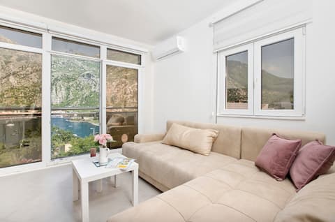Top performing Airbnb: Sea View House in Škaljari