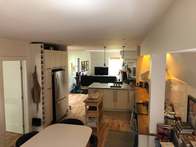 Stunning three bedroom condo with rooftop terrace gallery image 3