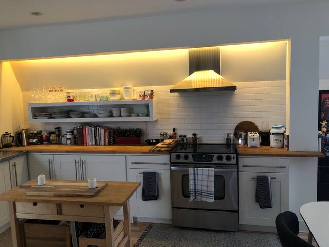 Stunning three bedroom condo with rooftop terrace gallery image 4