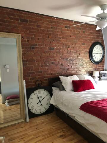 Stunning three bedroom condo with rooftop terrace gallery image 5