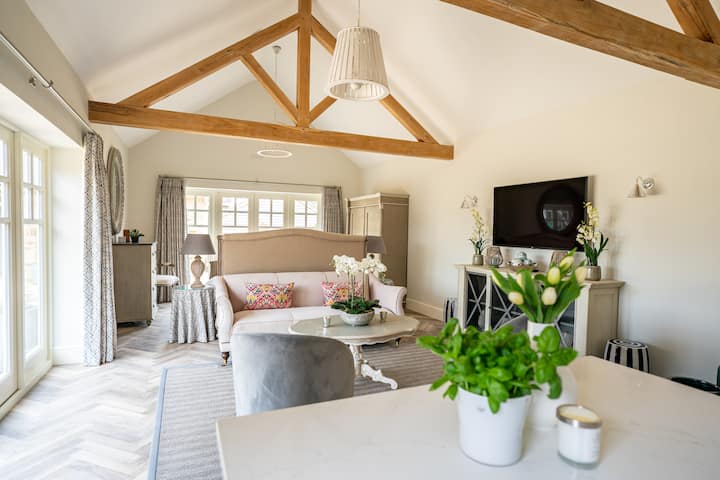 A Modern Open Plan Barn Set In A Peaceful Village - Towcester