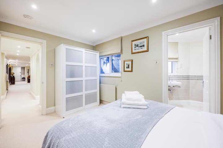 This cozy bedroom features a private ensuite bathroom, ensuring ultimate convenience and comfort. It’s a perfect retreat with its inviting decor and easy access to all the essentials you need for a relaxing stay.
