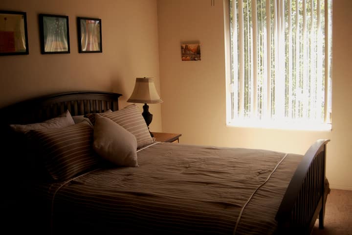 Chumba cha kulala cha 2 kwenye ngazi ya juu. Kitanda aina ya Queen