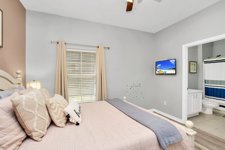 Двойна спалня, разположена на първия етаж.
Достъп до банята на Джак и Джил.