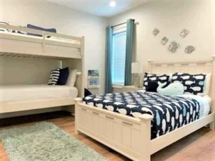 Cama completa y literas individuales, con baño adjunto con tina. 