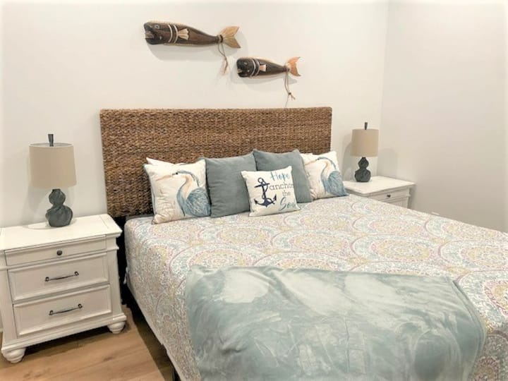 Dormitorio principal tamaño king con baño adjunto y televisión de 50pulgadas con satélite. 