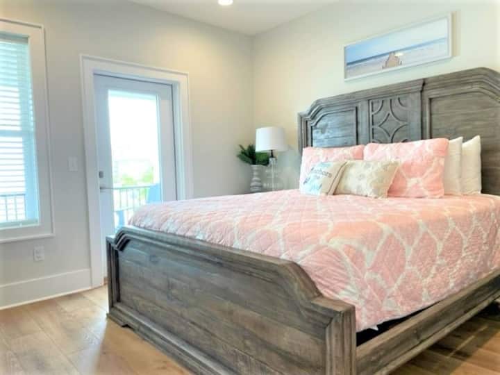 Dormitorio tamaño king con baño privado adjunto con ducha personalizada. Televisión de 50pulgadas con Dish satelital. 