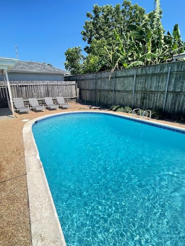 Charming Modern Home w/ Pool -10m to FQ & Downtown