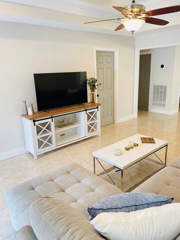 Charming Modern Home w/ Pool -10m to FQ & Downtown gallery image 3