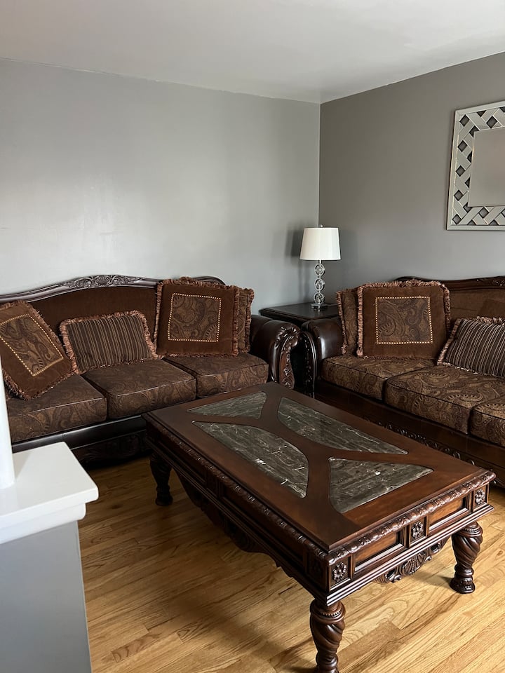 Cozy 3 bedroom home with backyard and parking Houses for Rent in