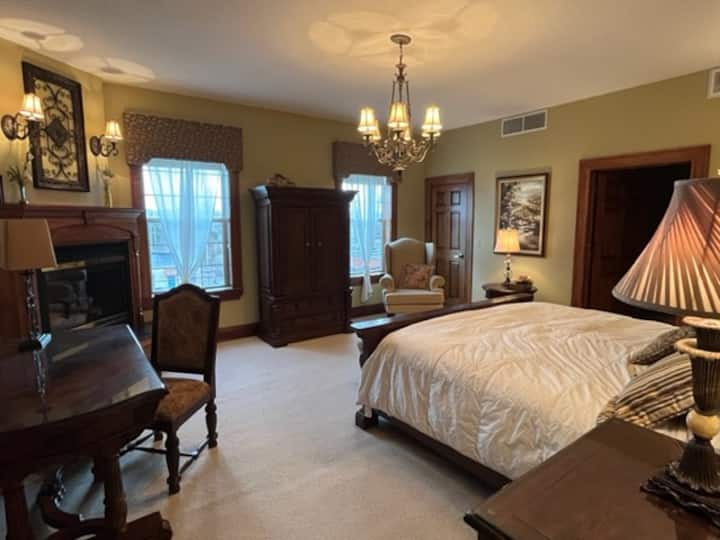 Beautiful, Large Suite 304 In The Port Hotel - Port Washington, WI