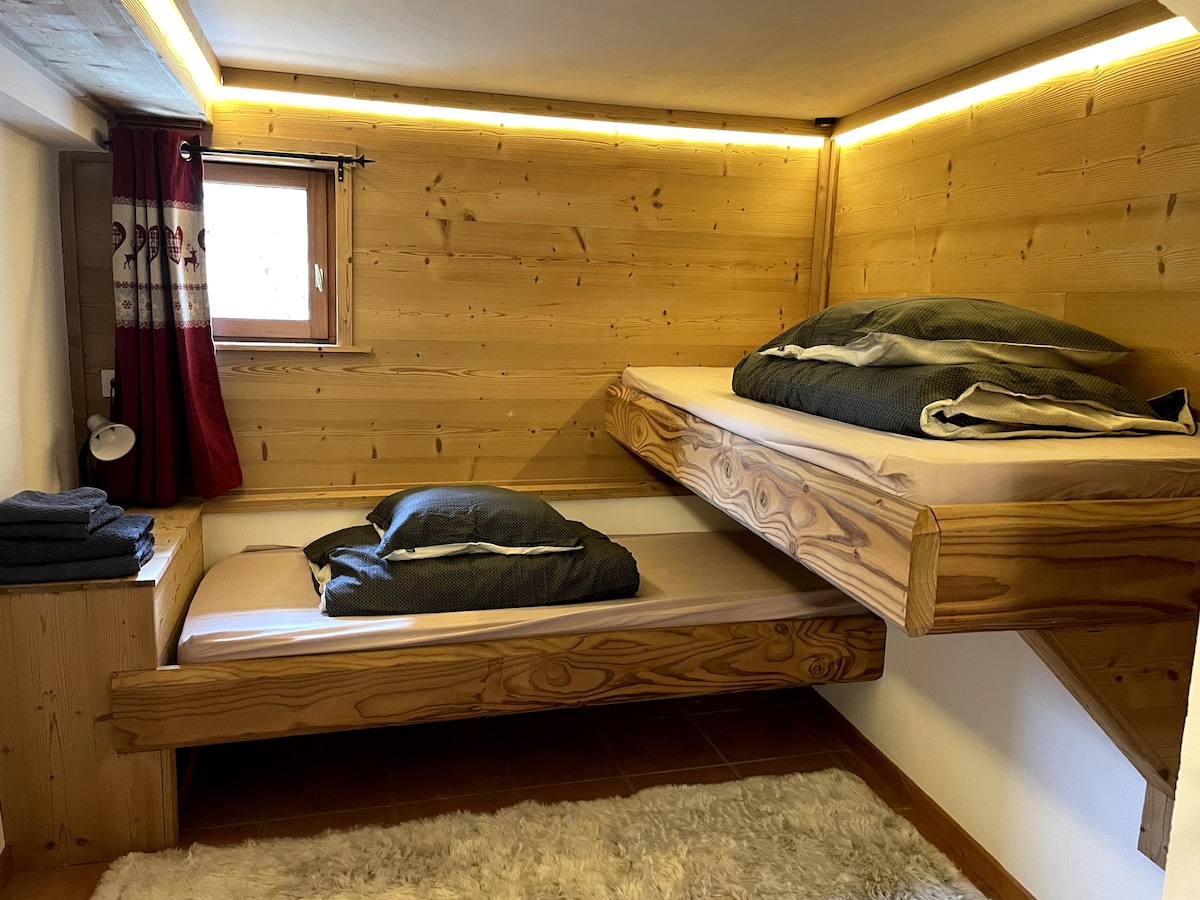 Მყუდრო კომფორტული ორსართულიანი ოთახი