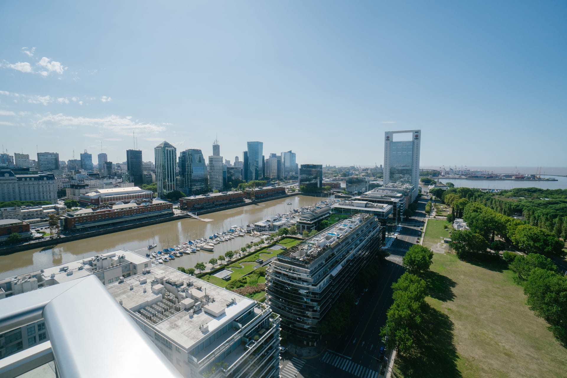 Квартира с видом на город и реку в Puerto Madero