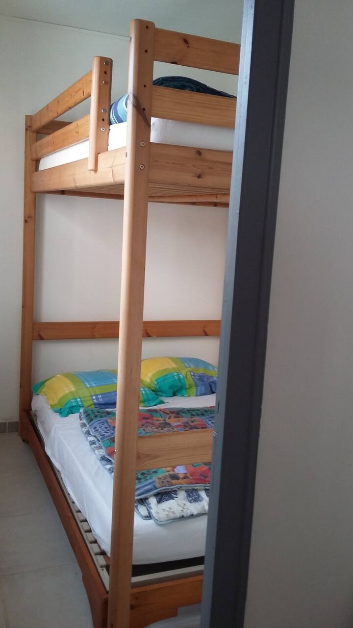 أسرّة بطابقين 2 × شخصين   في غرفة نوم واحدة مغلقة مع خزانة واحدة. 
يوصى بالجزء العلوي للأطفال أو الأشخاص المرنين لأن الوصول عن طريق السلم غير ممكن للأشخاص الأقوياء أو    غير الرياضيين