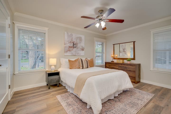 Spálňa 2 má veľkú šatníkovú skriňu a manželskú posteľ veľkosti King.