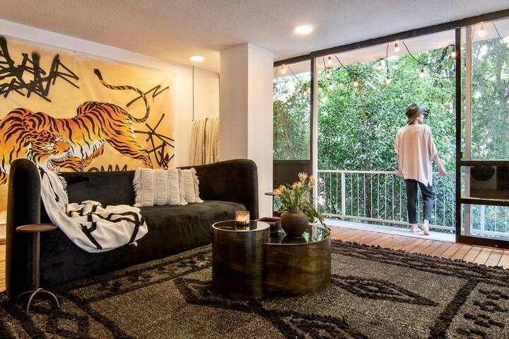 2 DESIGNED APTS IN ♥ OF CONDESA 7BR-6BATH-20PPL