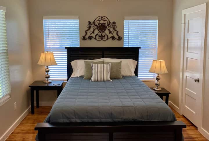 Spálňa s vlastnou kúpeľňou...veľmi pohodlná menšia manželská posteľ