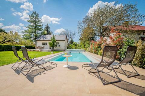 Lime weekendhouse with hot tub and pool