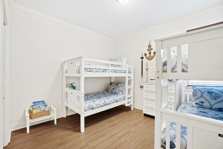 [Spavaća soba br. 4] Kreveti na kat, TV, knjige i igre.