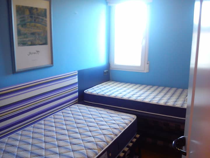 Mala soba s  2 kreveta od 90 cm.
