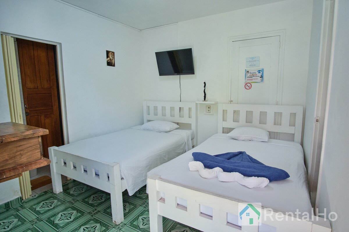 Petite chambre 2 avec deux lits simples