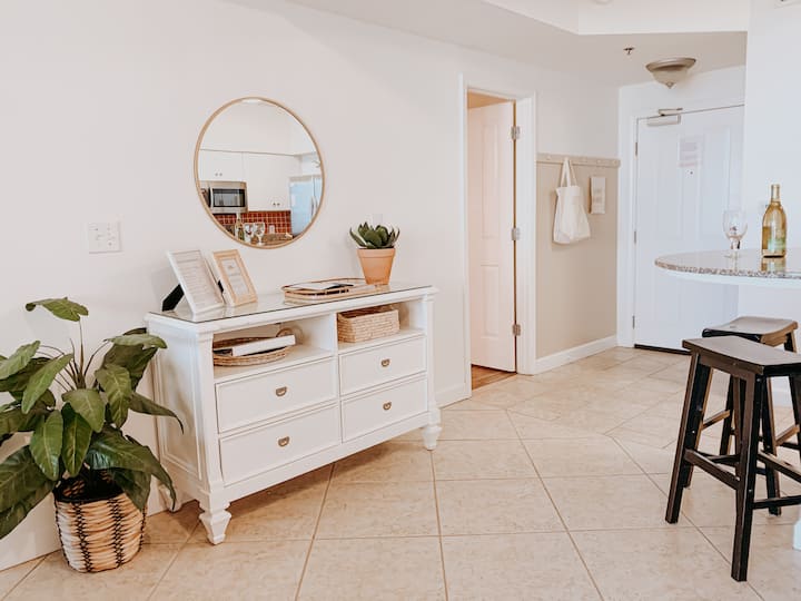 Dit credenza-stuk bevat informatie over je verblijf. We hopen dat je ons gastenboek ondertekent, omdat we het leuk vinden om te horen wat je naar Stay Palm Co heeft gebracht. Het dient ook als een plek om je kleding neer te zetten als je gasten hebt die de slaapbank of stapelbedden gebruiken.