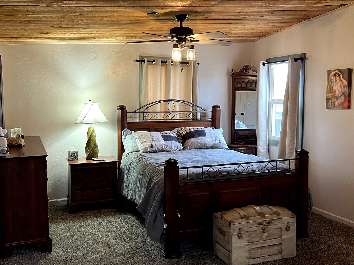 Დედოფლის ზომის საწოლი მთავარ საძინებელში. Გააჩნია ცალკე აივანი და ბუხარი.