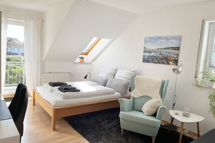 Bedroom # 1 with TV
Bed 1.40 x 2.00 m 
Balcony access