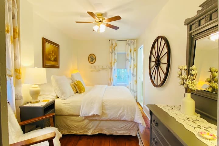 Bdrm 1 - King Bed + private bath