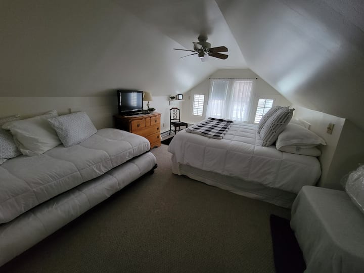 Bdrm 7 - 3rd Floor suite, North (King, twin-trundle) + private bath.