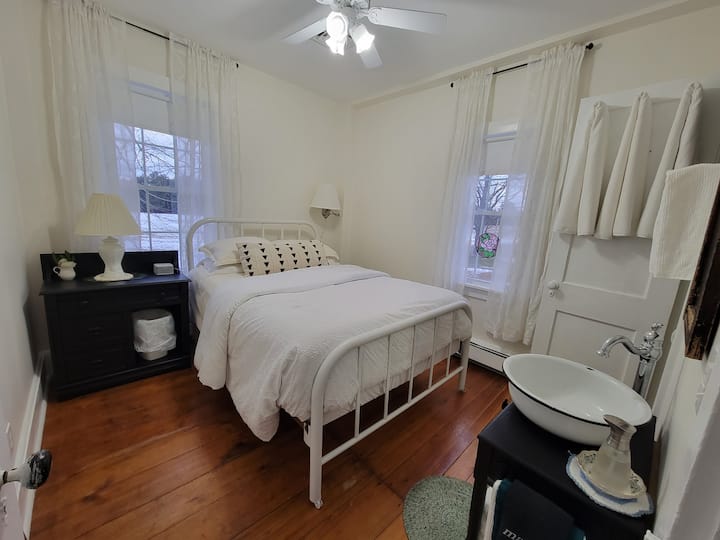 Bdrm 4 - Queen bed +private bath