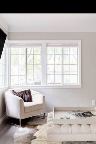 Sunny LA Retreat: City Vibes! gallery image 4