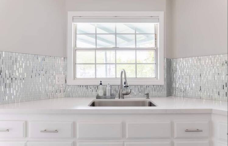 Sunny LA Retreat: City Vibes! gallery image 2