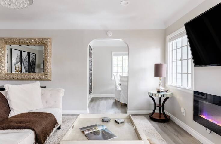 Sunny LA Retreat: City Vibes! gallery image 5