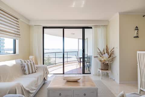 Top Airbnb: Gorgeous 15th floor apartment on the beach in Coolangatta