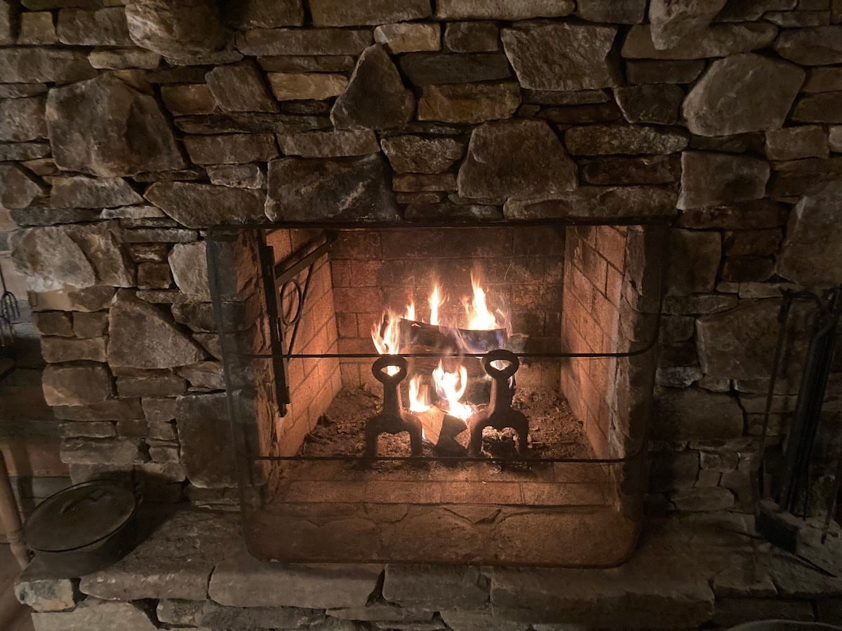 美丽的石头燃烧壁炉，配有秋千手臂。