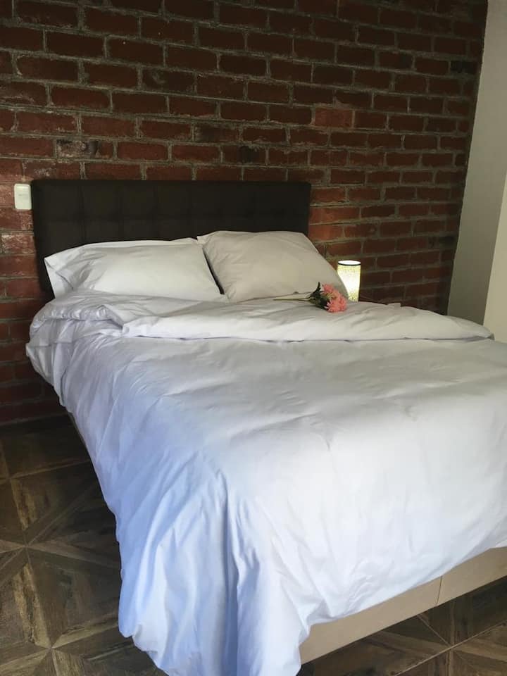 Chumba kikubwa cha kulala, kitanda cha watu wawili + kitanda 1 1/2 + kitanda cha sofa kwa watu 2.