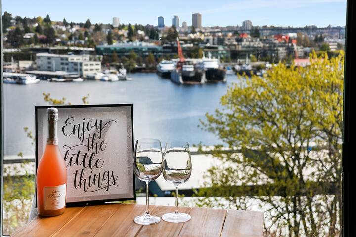 Lake Oasis 2bed/2bath parking & fast Wi-fi gallery image 2